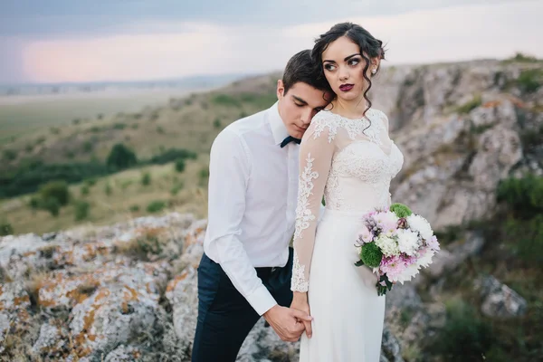Красива пара на весільній прогулянці — стокове фото