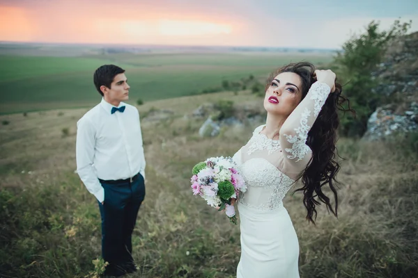 Beau couple sur une promenade de mariage — Photo