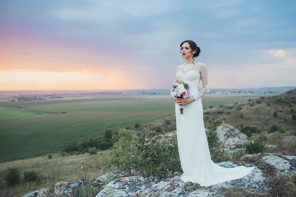 Noiva com buquê de casamento — Fotografia de Stock