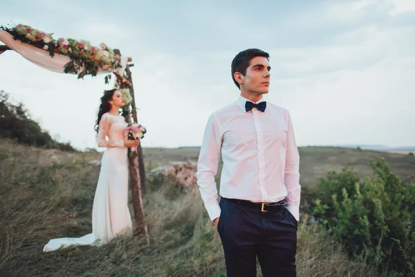 Mooie paar op een bruiloft lopen — Stockfoto