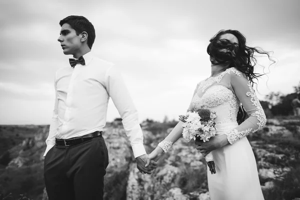 結婚式で美しいカップルを歩く — ストック写真