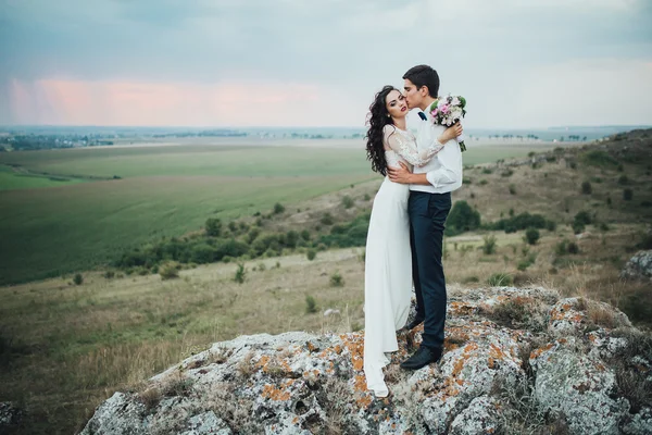 Hermosa pareja en un paseo de bodas —  Fotos de Stock