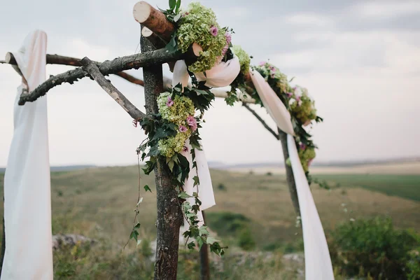 Pérgola de boda decorada con flores —  Fotos de Stock