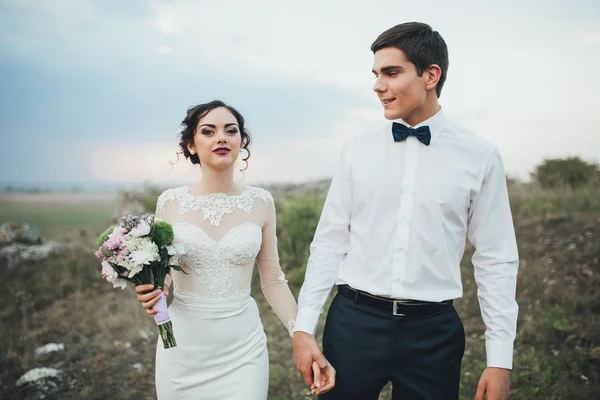 Beau couple sur une promenade de mariage — Photo