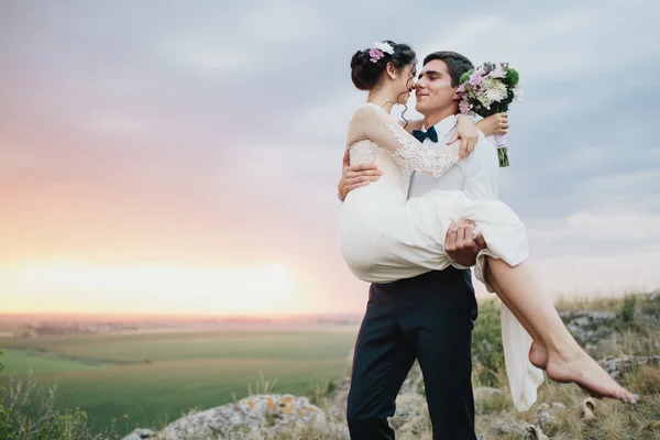 Schönes Paar auf einem Hochzeitsspaziergang — Stockfoto