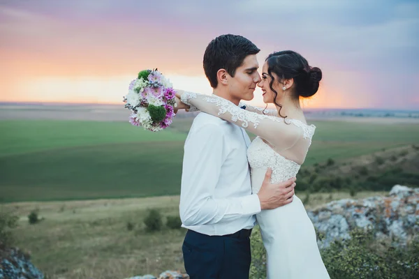 Hermosa pareja en un paseo de bodas —  Fotos de Stock