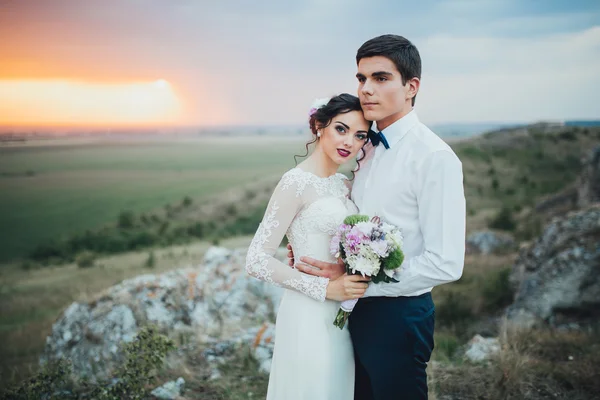 Belo casal em uma caminhada de casamento — Fotografia de Stock