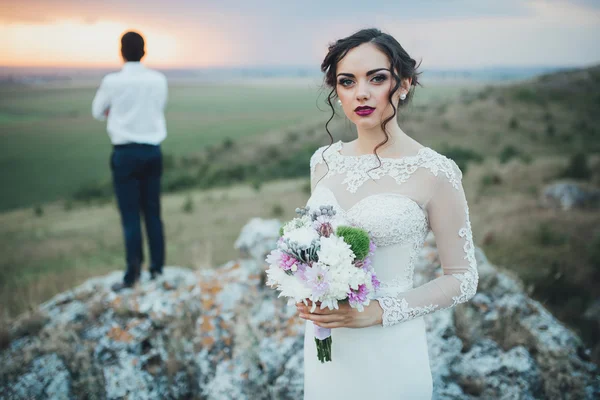 Schönes Paar auf einem Hochzeitsspaziergang — Stockfoto