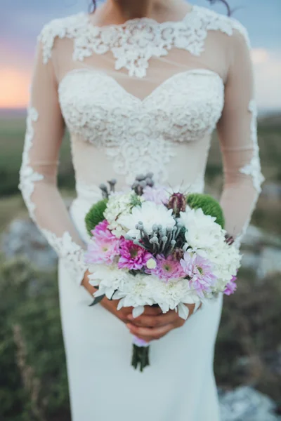 Braut mit Brautstrauß — Stockfoto