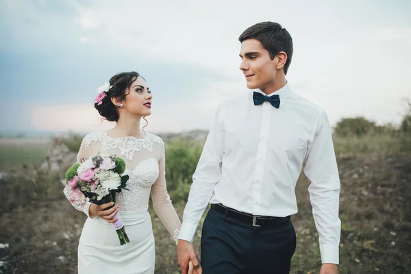 Bir düğün yürüyüş güzel Çift — Stok fotoğraf