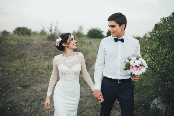 Belo casal em uma caminhada de casamento — Fotografia de Stock