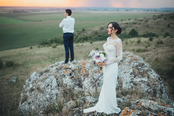 Beau couple sur une promenade de mariage — Photo