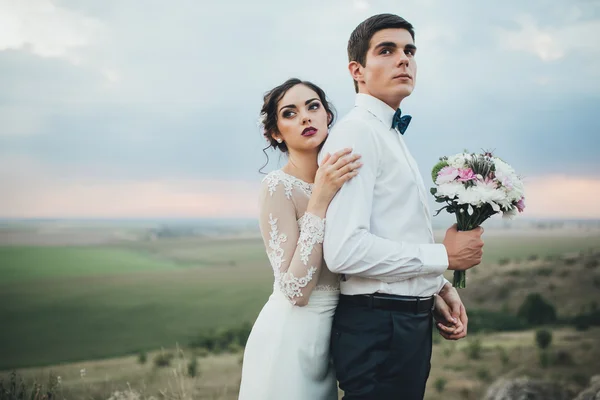 Schönes Paar auf einem Hochzeitsspaziergang — Stockfoto