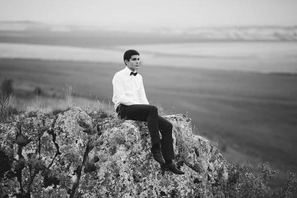 Young groom in mountains — Stock Photo, Image