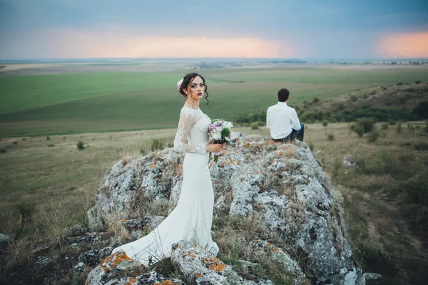 Hermosa pareja en un paseo de bodas —  Fotos de Stock