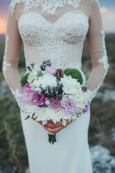 新娘带着结婚花束 — 图库照片