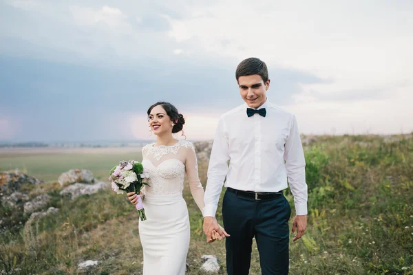 Belo casal em uma caminhada de casamento — Fotografia de Stock