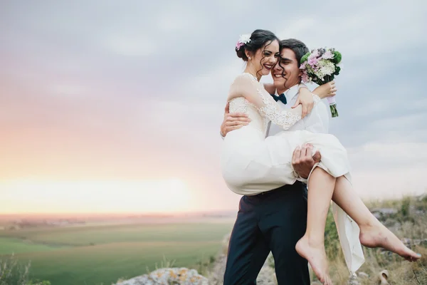 Hermosa pareja en un paseo de bodas —  Fotos de Stock