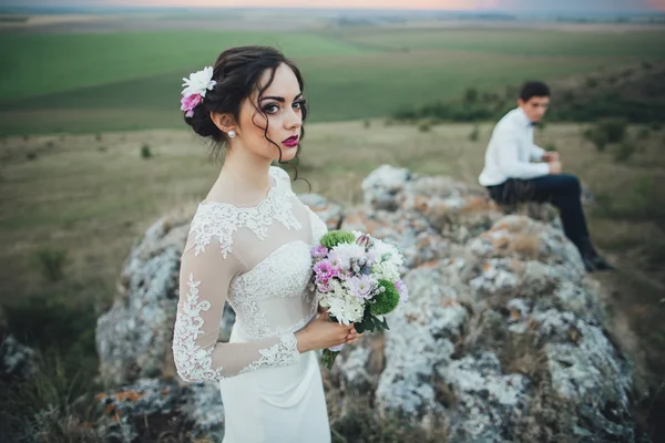 Beau couple sur une promenade de mariage — Photo