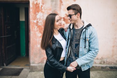 Sokaklarda genç Çift