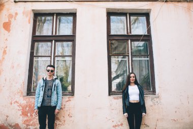 Sokaklarda genç Çift