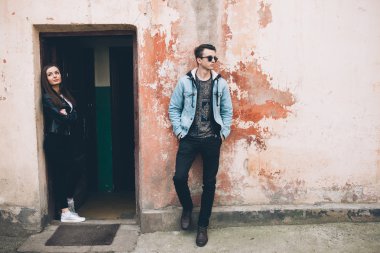 Sokaktaki genç çift