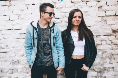 Sokaklarda genç Çift