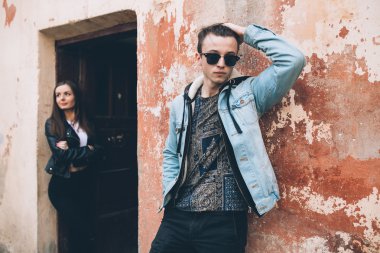 Sokaklarda genç Çift