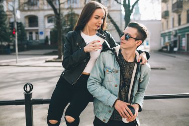 Genç çift şehirde kahve içme