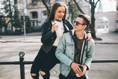 Genç çift şehirde kahve içme