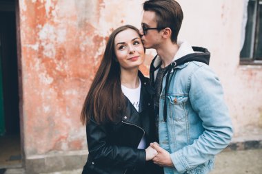 Sokaklarda genç Çift