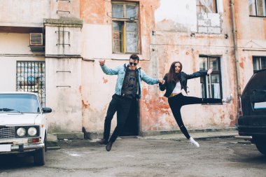 Sokaklarda genç Çift