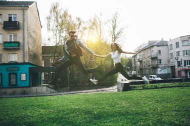 Genç çift şehirde.