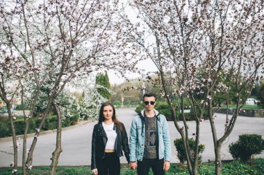 Genç çift çiçek açan Park