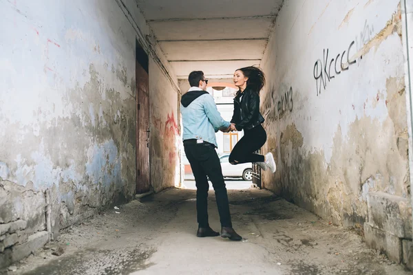 Jovem casal em arco — Fotografia de Stock