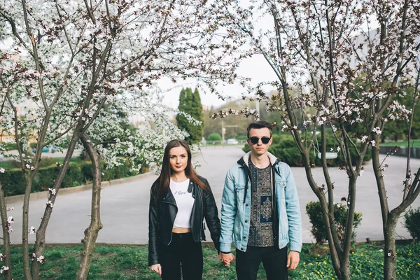 Jovem casal no parque florescendo — Fotografia de Stock