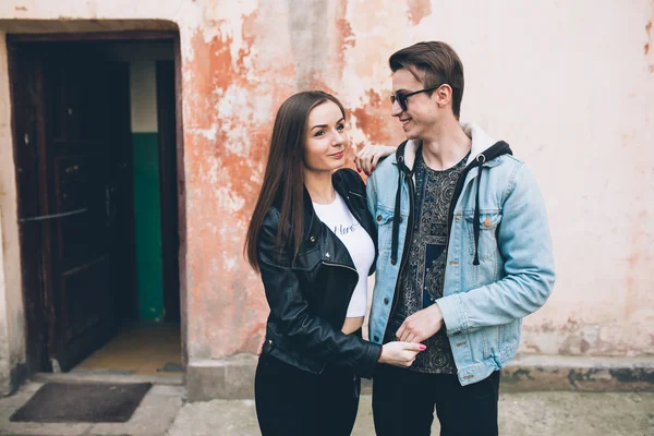 Pareja joven en las calles —  Fotos de Stock