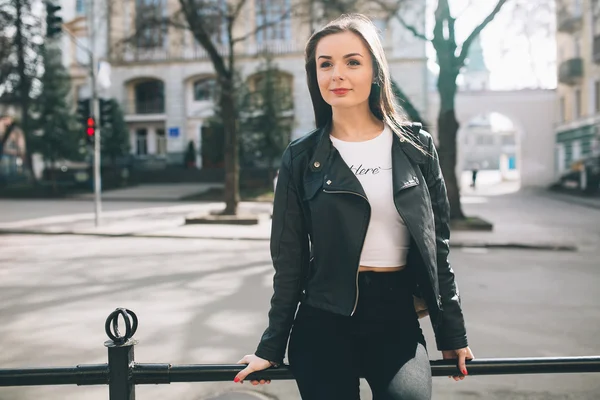 Chica de moda en la calle — Foto de Stock