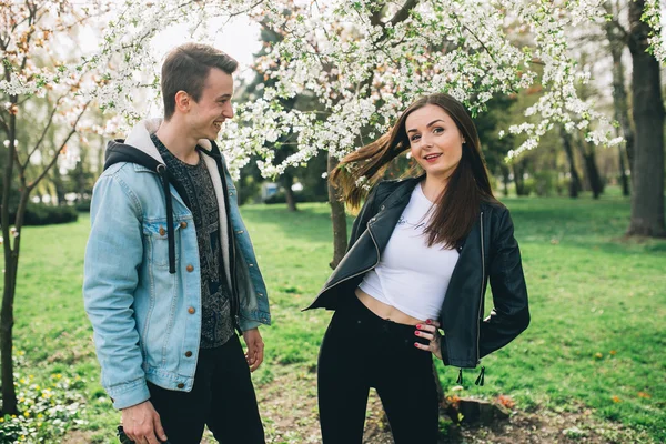 Giovane coppia in fiore parco — Foto Stock