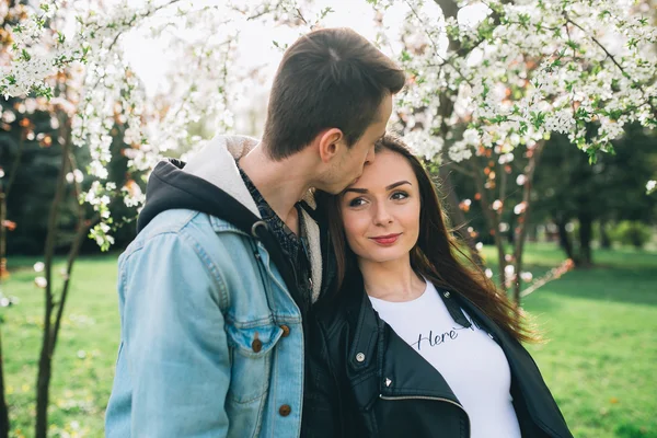 Jovem casal no parque florescendo — Fotografia de Stock