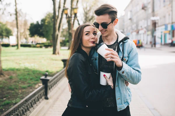 Giovane coppia bere caffè in città — Foto Stock