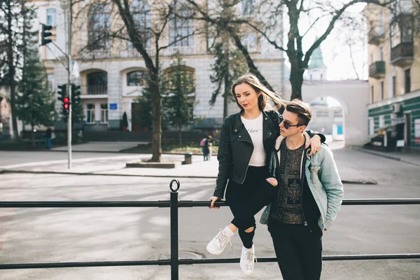 Unga par i staden — Stockfoto