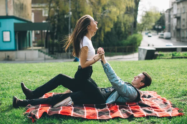 Young couple in city park — Stock Photo, Image