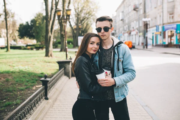Молодая пара пьет кофе в городе — стоковое фото
