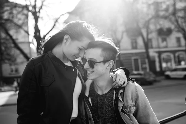 Young couple in city — Stock Photo, Image