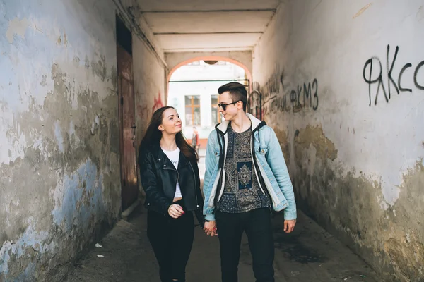 Jovem casal em arco — Fotografia de Stock