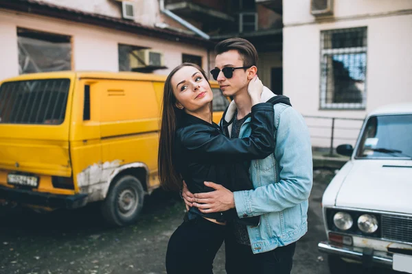 Jovem casal nas ruas — Fotografia de Stock