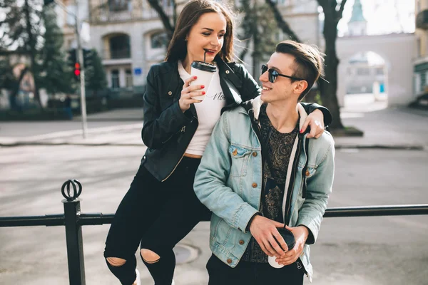 Jovem casal bebendo café na cidade — Fotografia de Stock