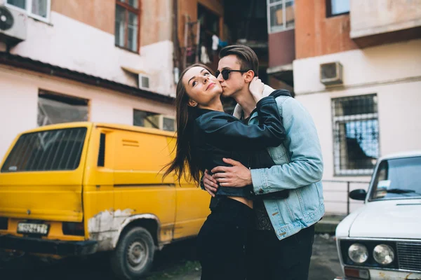 Junges Paar auf der Straße — Stockfoto