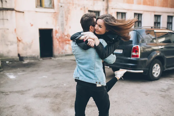 Young couple in streets — Stock Photo, Image